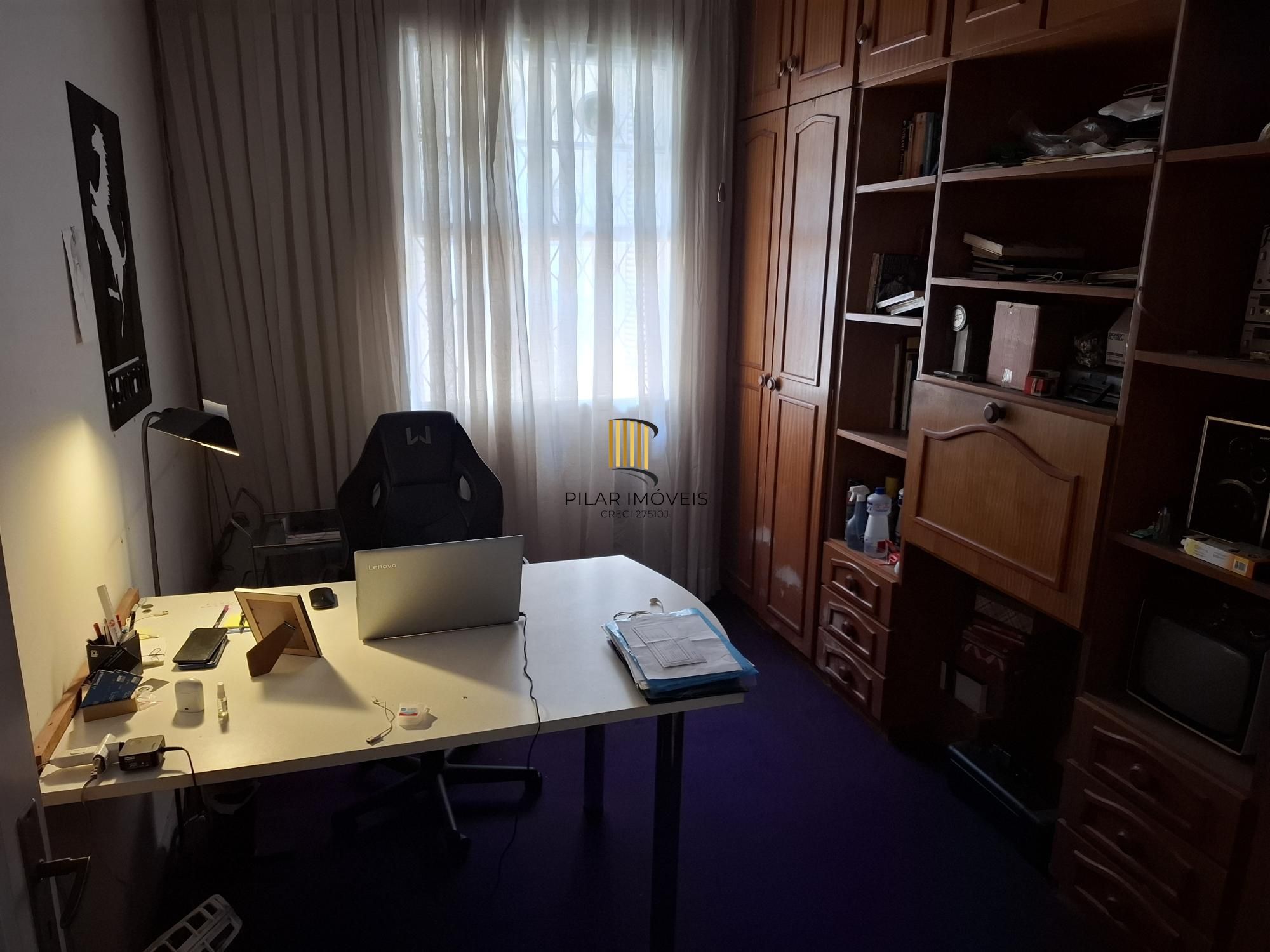 Casa no Bairro Petrópolis, à 800 metros da Encol, com pátio e piscina.