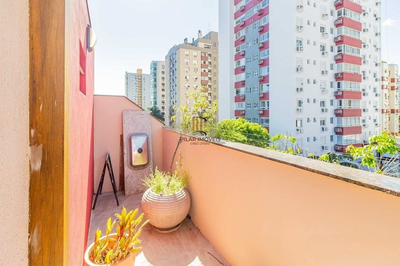 Prédio Comercial á venda com 2 salas e terraço no bairro Menino Deus