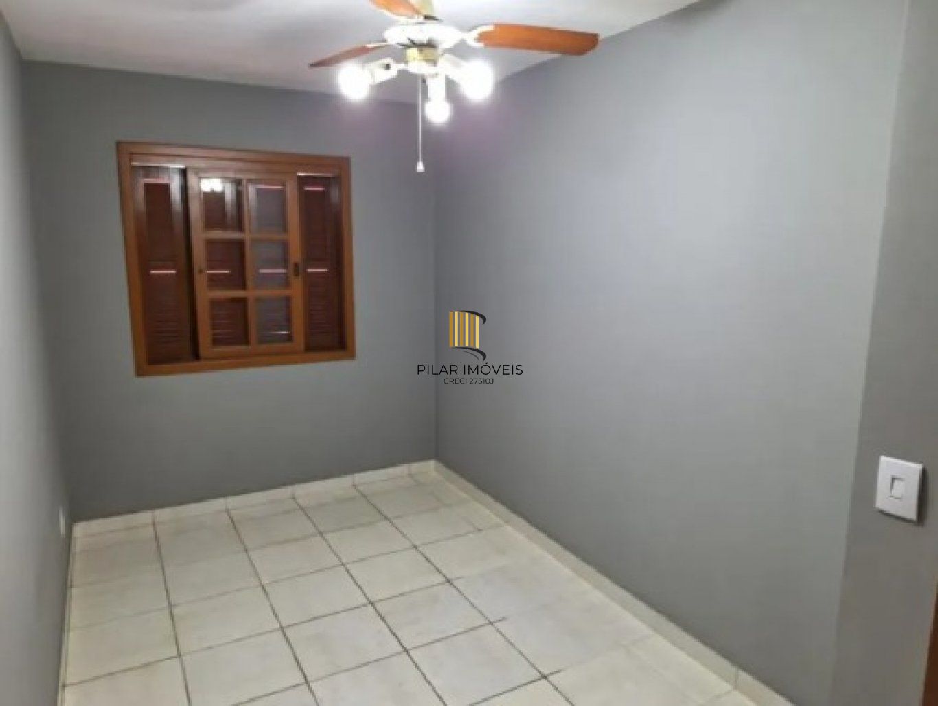 Casa semi mobiliada de 3 quartos, suíte, pátio, 2 vagas no bairro Serraria