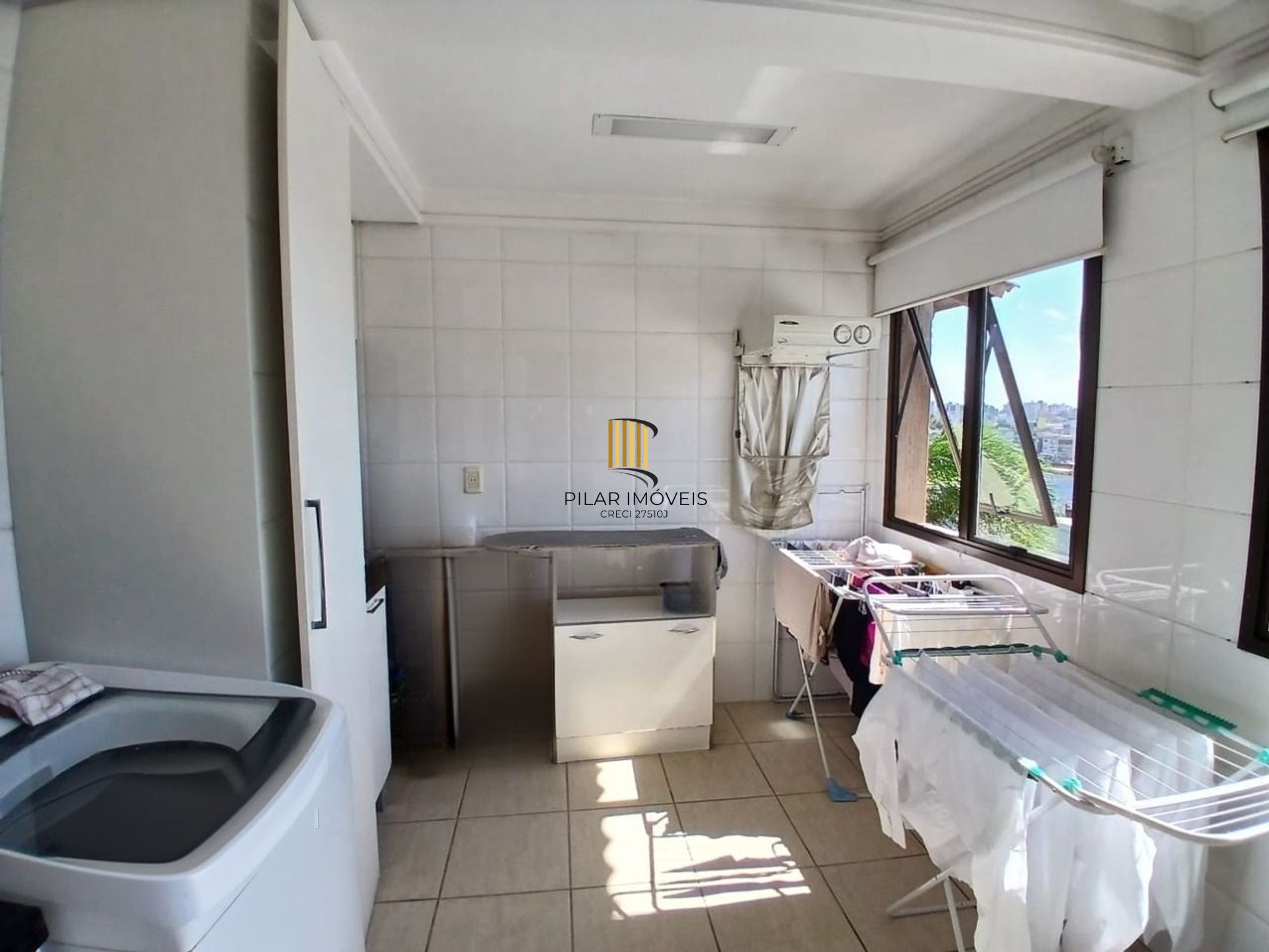 Cobertura com 4 quartos, 1 suíte, 4 vagas e elevador no bairro Igara Canoas.