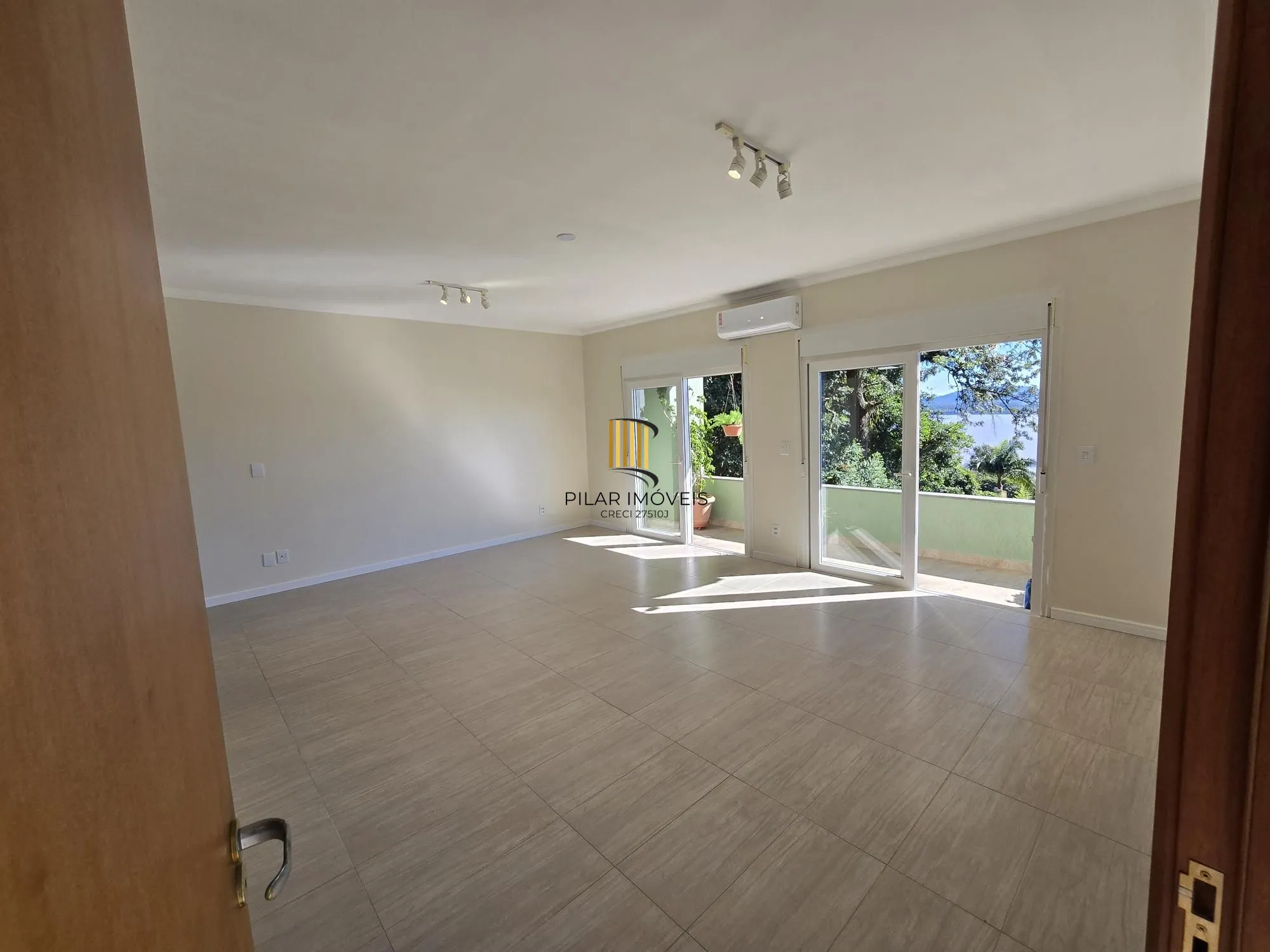 Casa 3 dormitórios, 1 suíte, 4 vagas 210 m² privativos no Belém Novo.