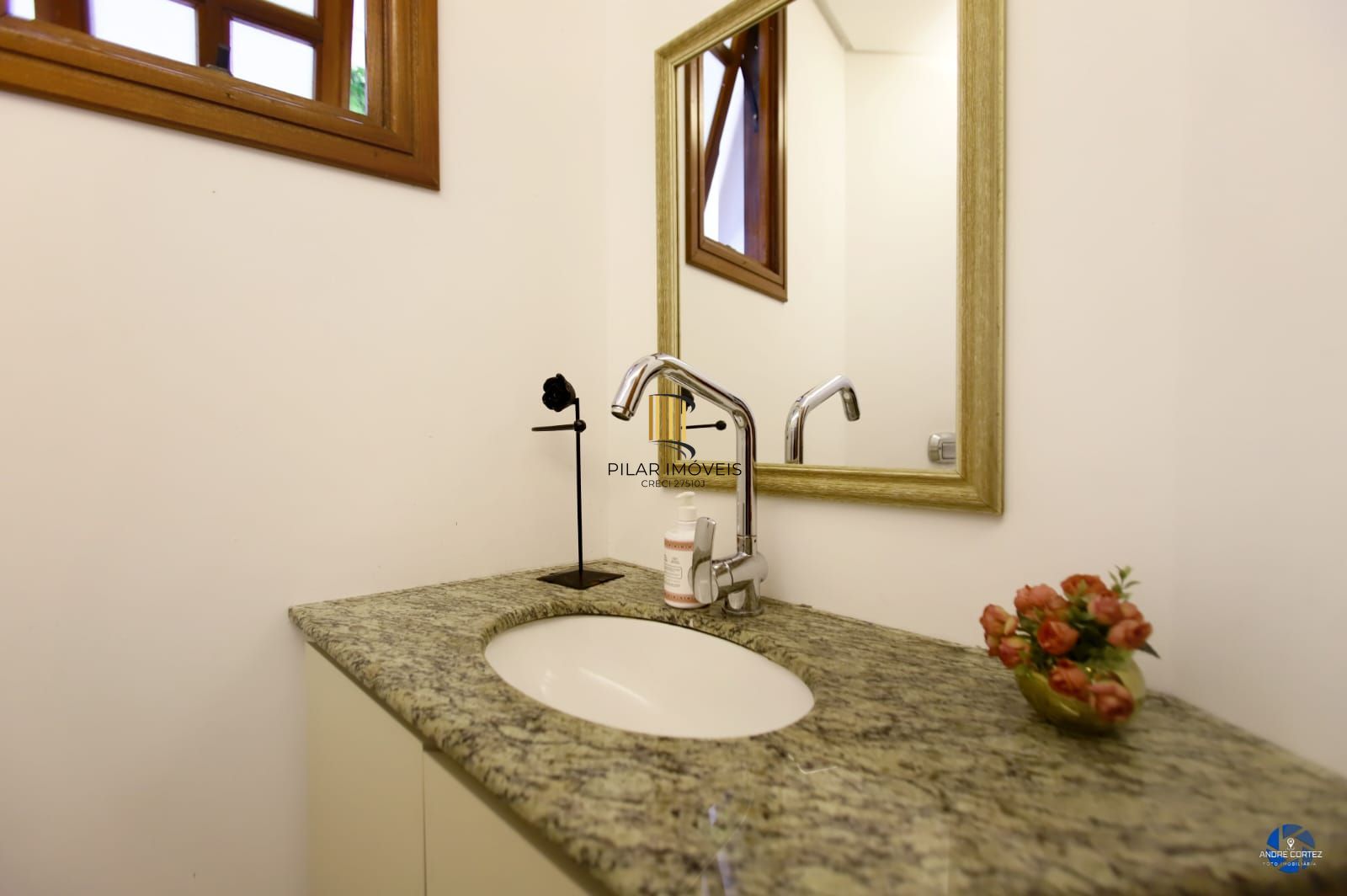 Casa 3 dormitórios no Bairro Chácara das Pedras