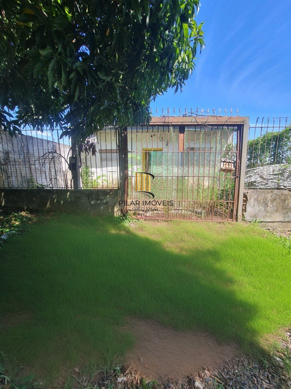 Casa de 1 dormitório e 2 vagas de garagem em Ipanema Porta Alegre.