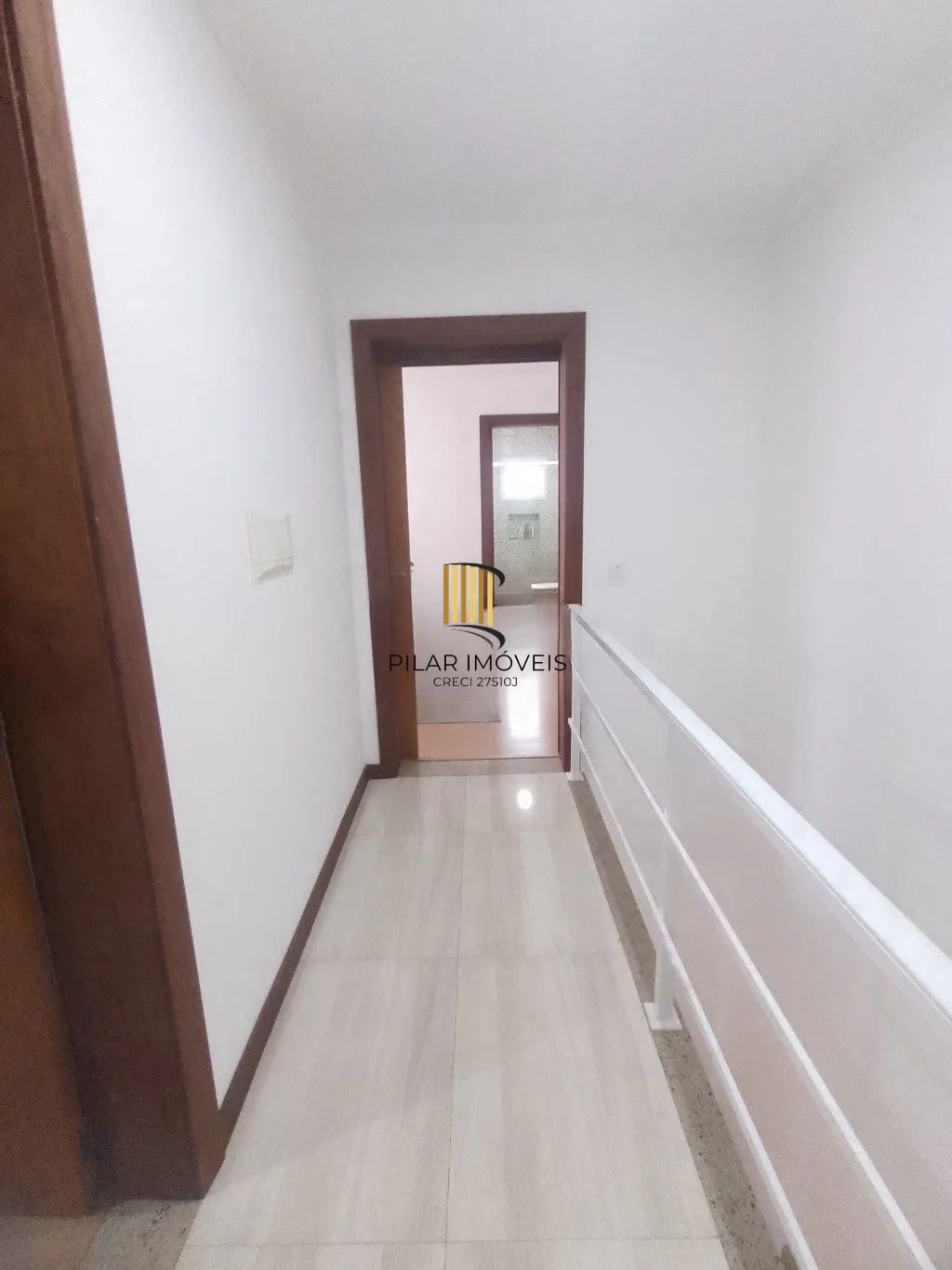 Casa de 5 dormitórios, piscina e 4 vagas de garagem em Canoas.