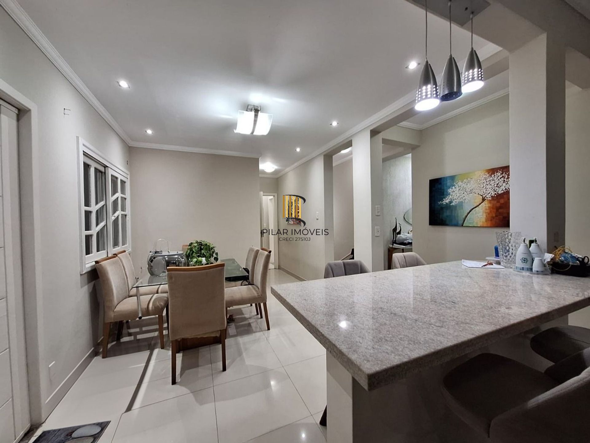 Casa de 2 pisos, 3 dormitórios e 2 vagas de garagem coberta em Canoas.