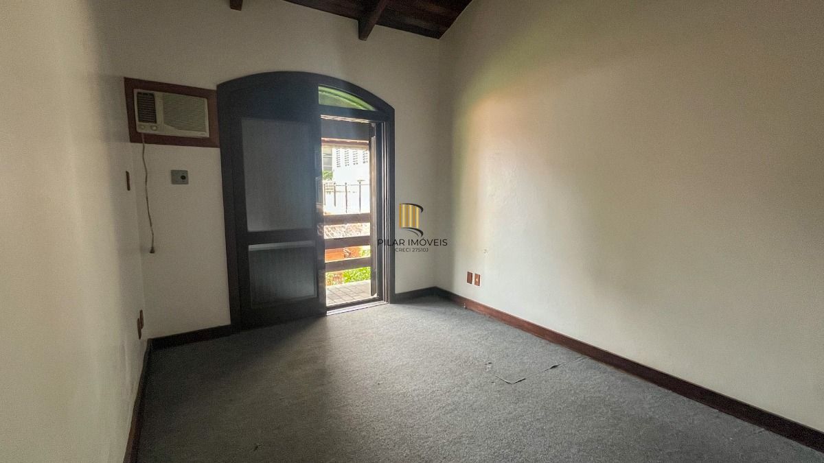 Casa com 5 quartos, 5 vagas e 265m² à venda no bairro Tristeza.