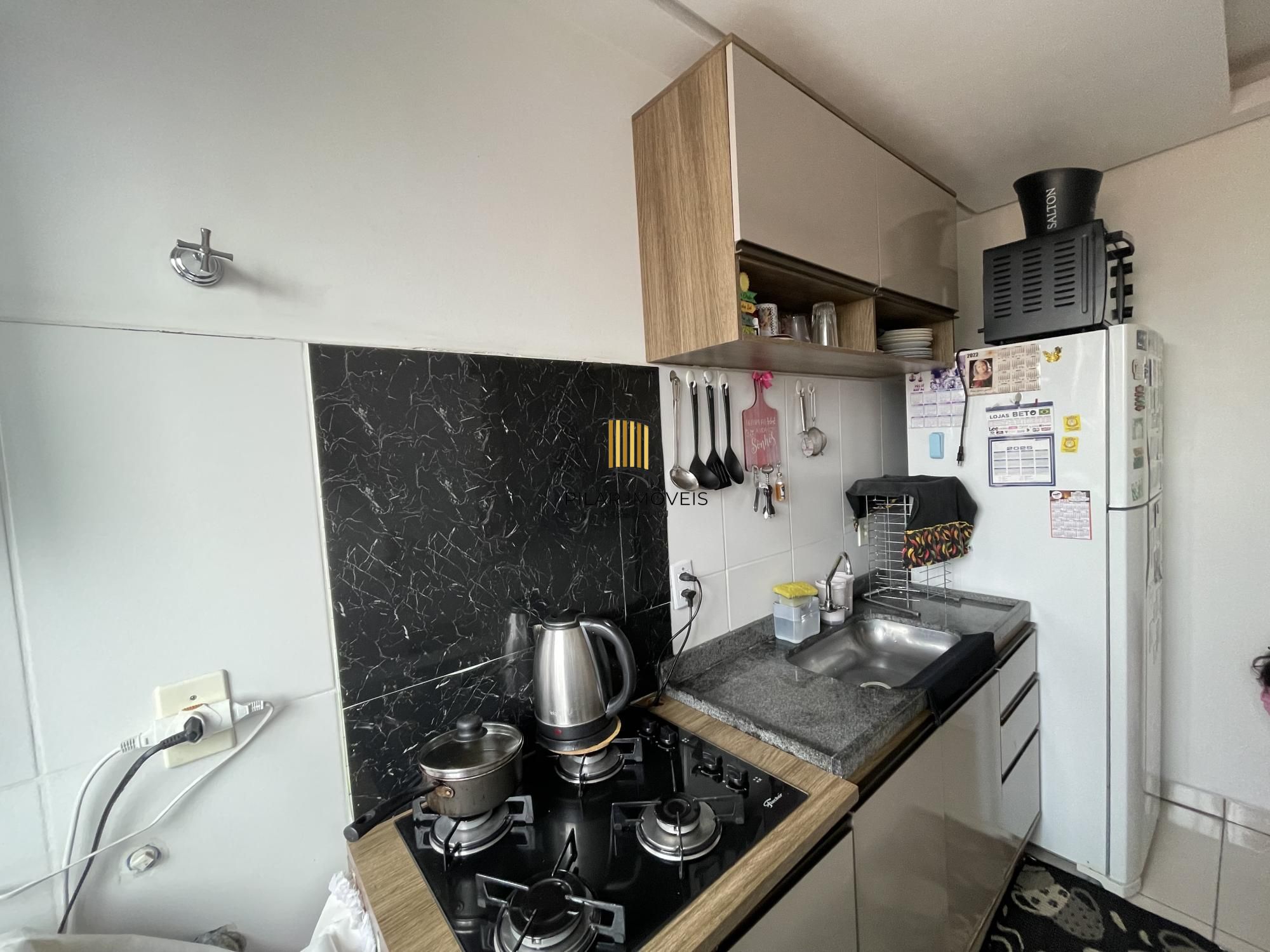 Apartamento mobiliado com 2 dormitórios e 1 vaga de garagem na Rua Sadi Castro.