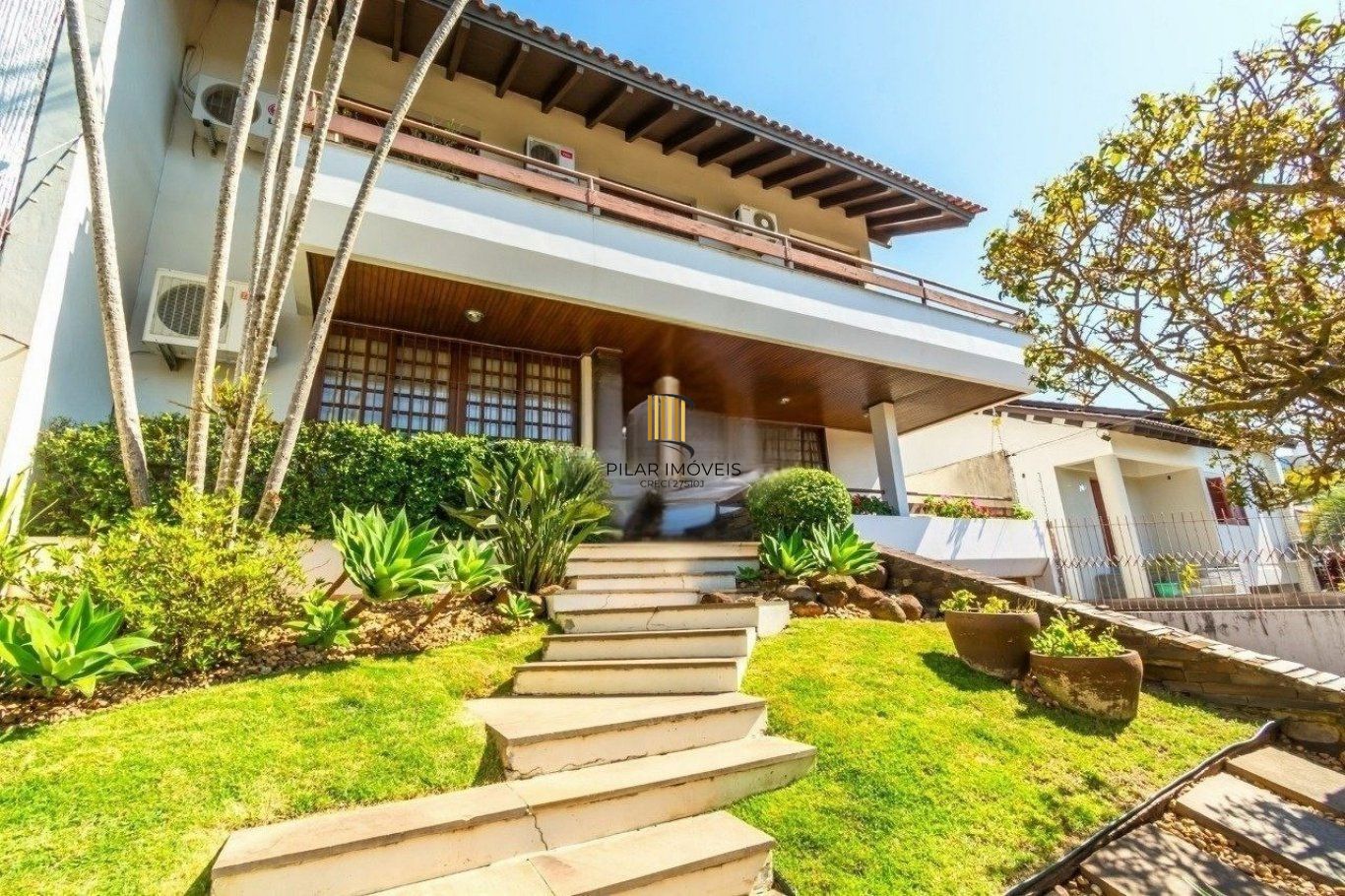 Casa com 4 dormitórios, 1 suíte, 4 vagas, piscina no bairro Três Figueiras.