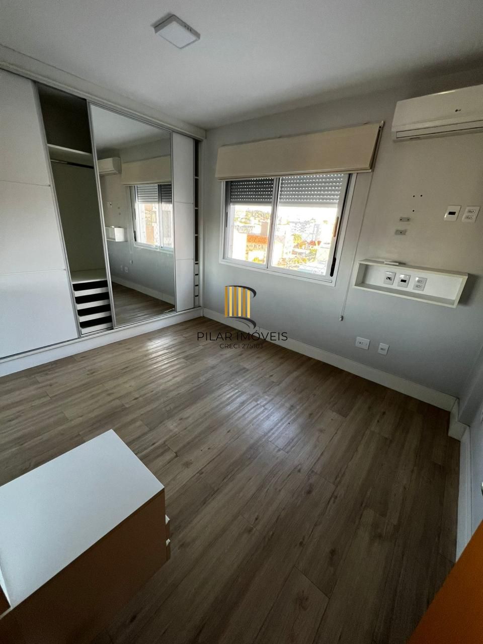Apartamento de 2 dormitórios, elevador e duas vagas de garagem em Porto Alegre.