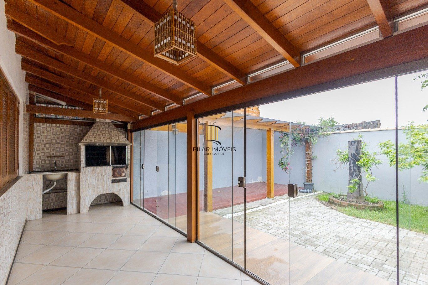 Casa com 4 dormitorios, 2 vagas de garagem em Canoas