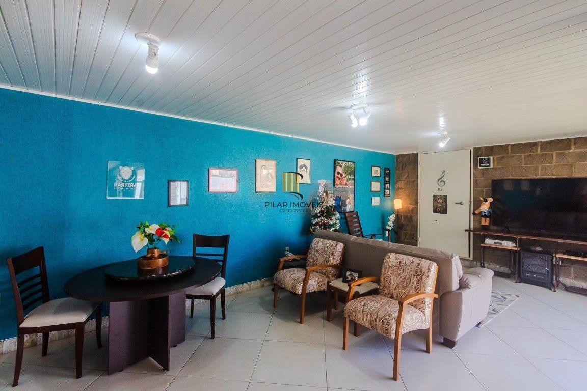 Casa de 4 dormitórios, sendo 1 suíte e 4 vagas de garagem em Canoas.