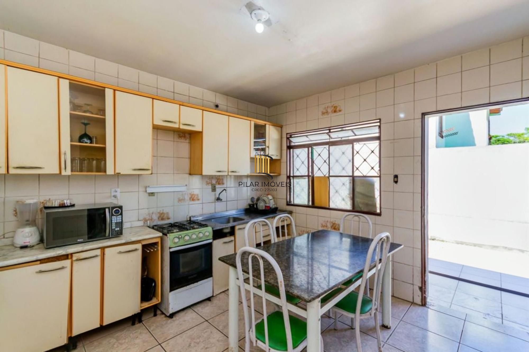 Casa com 3 dormitórios, 4 vagas e amplo pátio no Bairro Sarandí