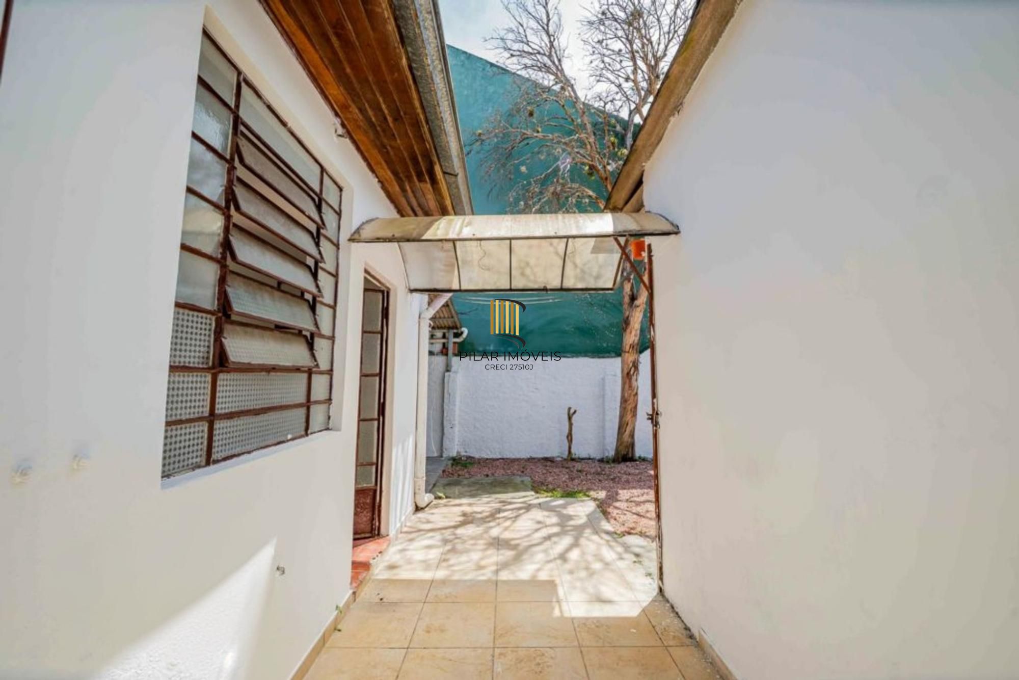 Casa de 2 dormitórios, churrasqueira, pátio, 4 vagas no bairro Ipanema