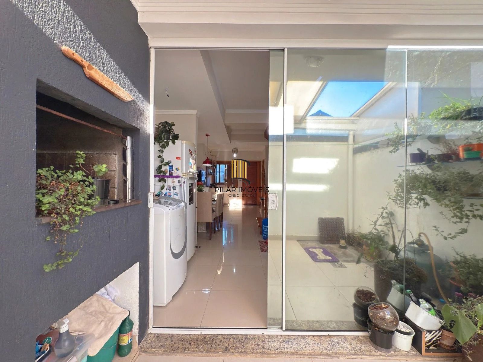 Casa com 2 quartos, 3 banheiros, pátio e churrasqueira no bairro Serraria