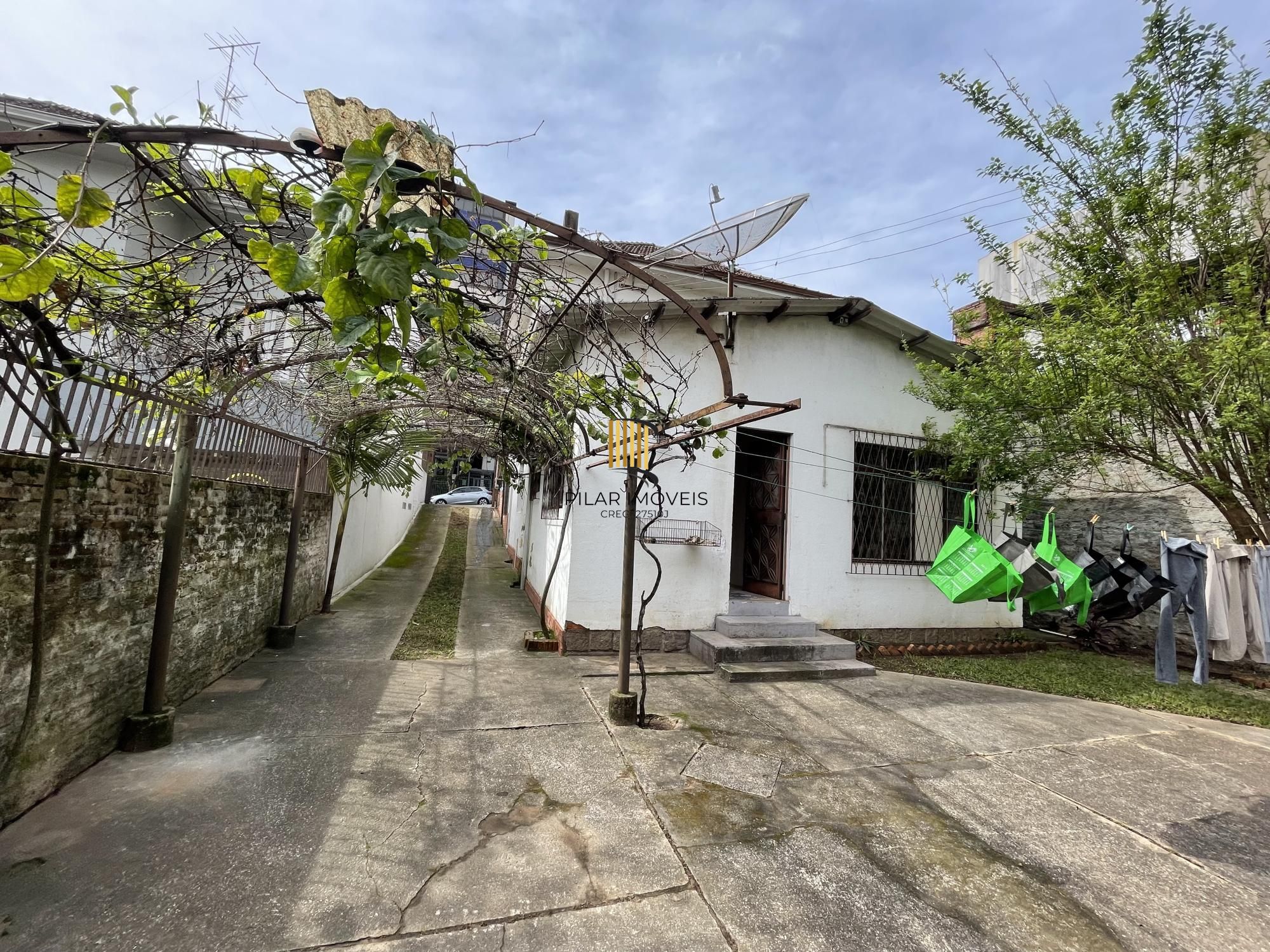 Casa com 3 dormitórios e ampla garagem Bairro Higienópolis