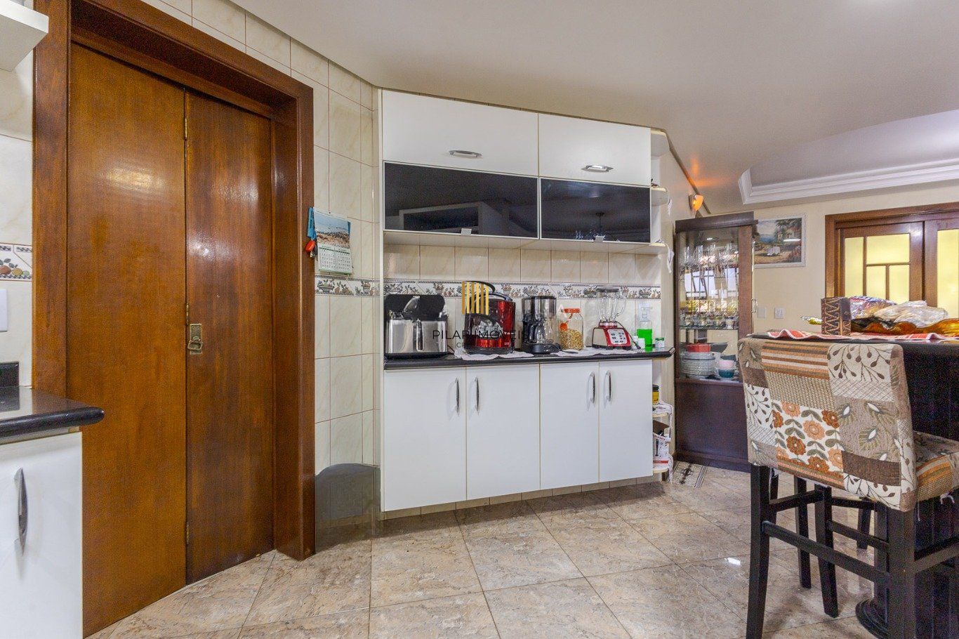 Casa de 297m² no centro de canoas, com 3 quartos, 1 suíte e 3 vagas de garagem.