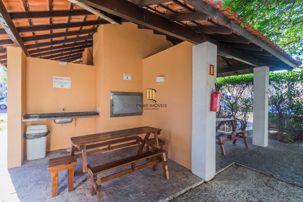 Apartamento com 2 dormitórios e 1 vaga de garagem no Bairro Humaitá