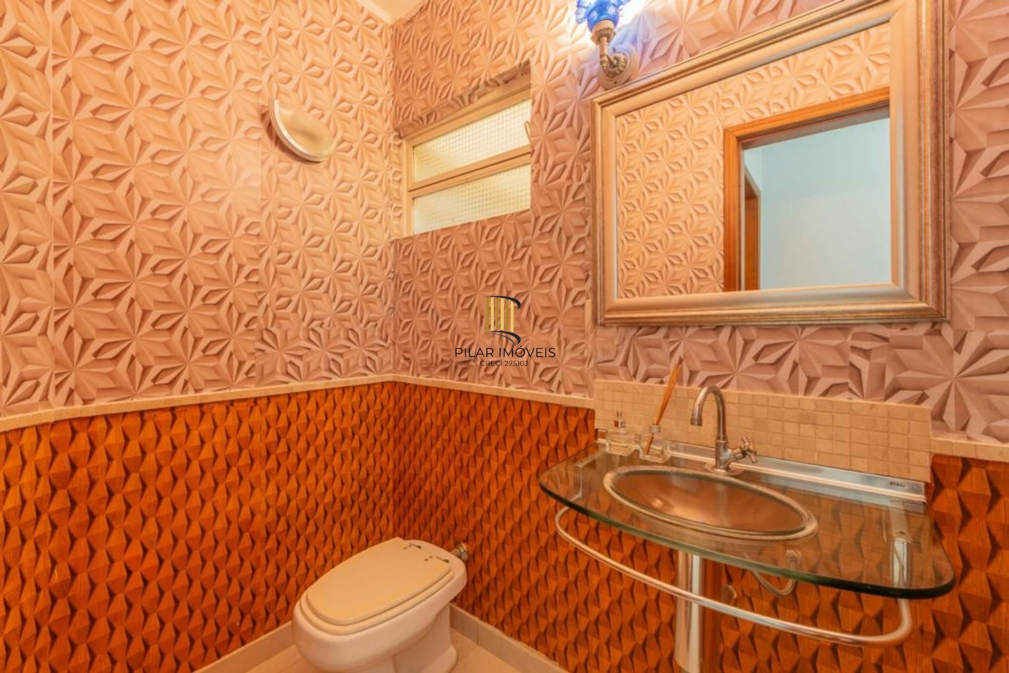 Casa com 3 dormitórios,1 suíte, 4 banheiros e 4 vagas, 203m² no Jardim Itu.