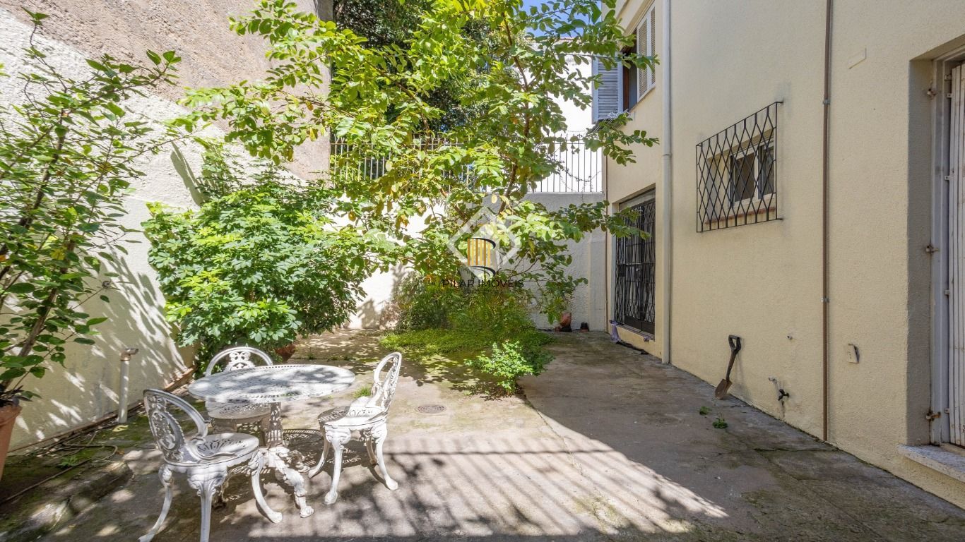 Apartamento térreo com pátio à venda no Bom Fim – 2 dormitórios e dependência