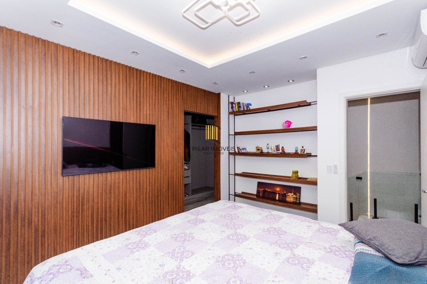 Casa com 4 quartos e 4 vagas  em Canoas.