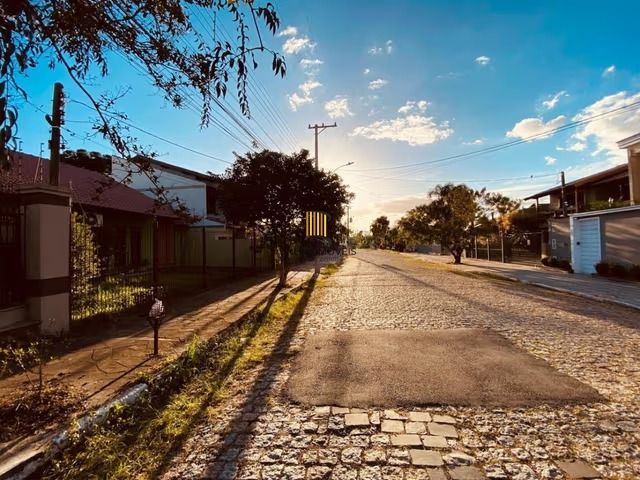 Casa de 3 dormitórios, elevador e 3 vagas de garagem em Canoas.