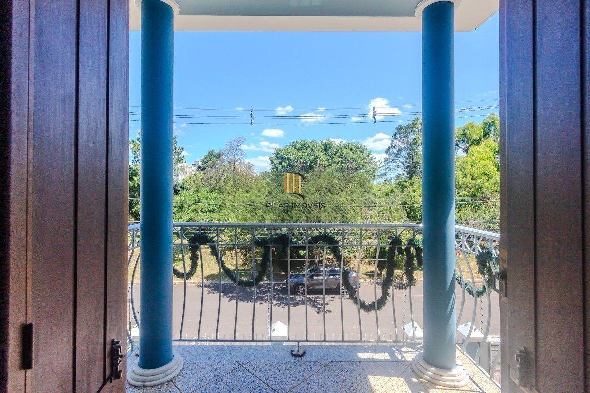 Casa de 4 dormitórios, sendo 1 suíte e 4 vagas de garagem em Canoas.