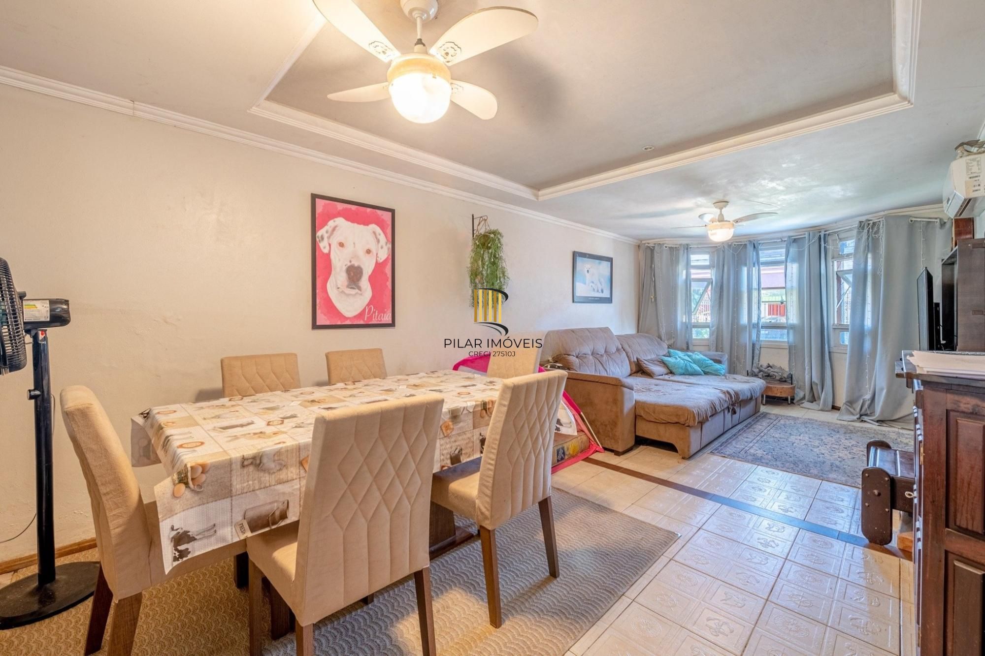 Casa com 2 quartos, 1 suíte, 2 vagas na Hípica.
