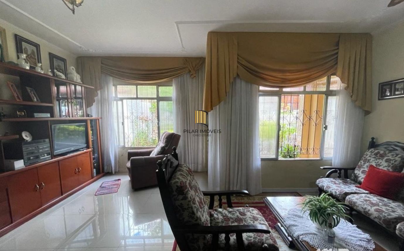Casa semi mobiliada com 3 dormitórios no Bairro Jardim Floresta