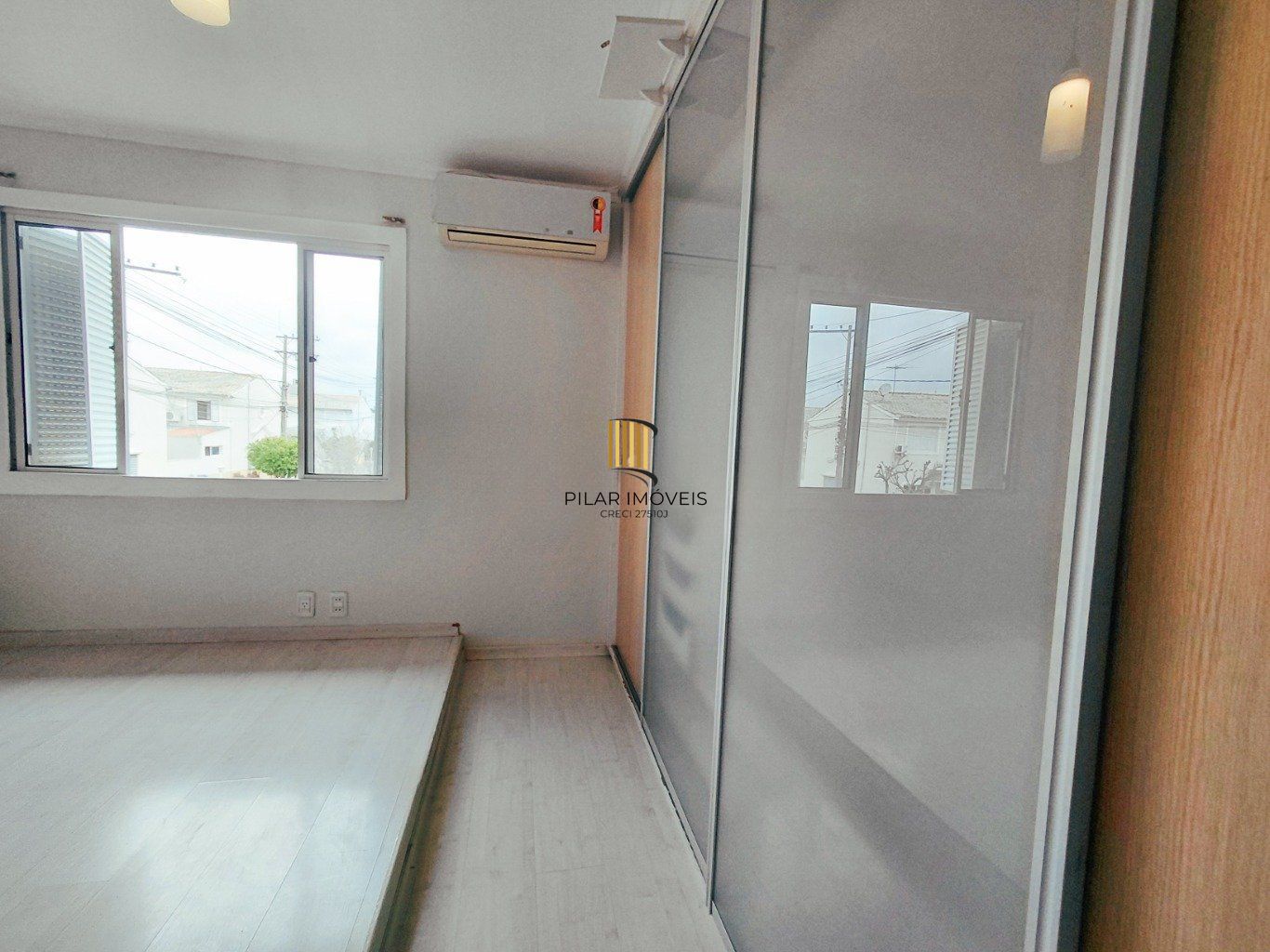 Casa em condomínio com 2 dormitórios e 2 garagem em Branco em Canoas.