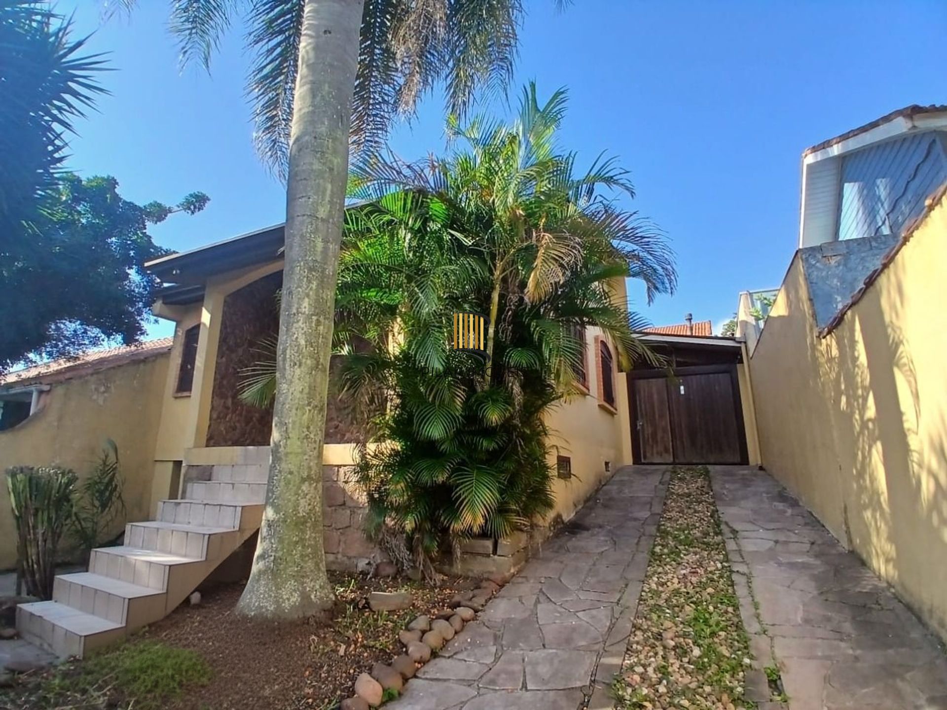 Casa de 3 dormitórios, piscina e 4 vagas de garagem em Canoas.