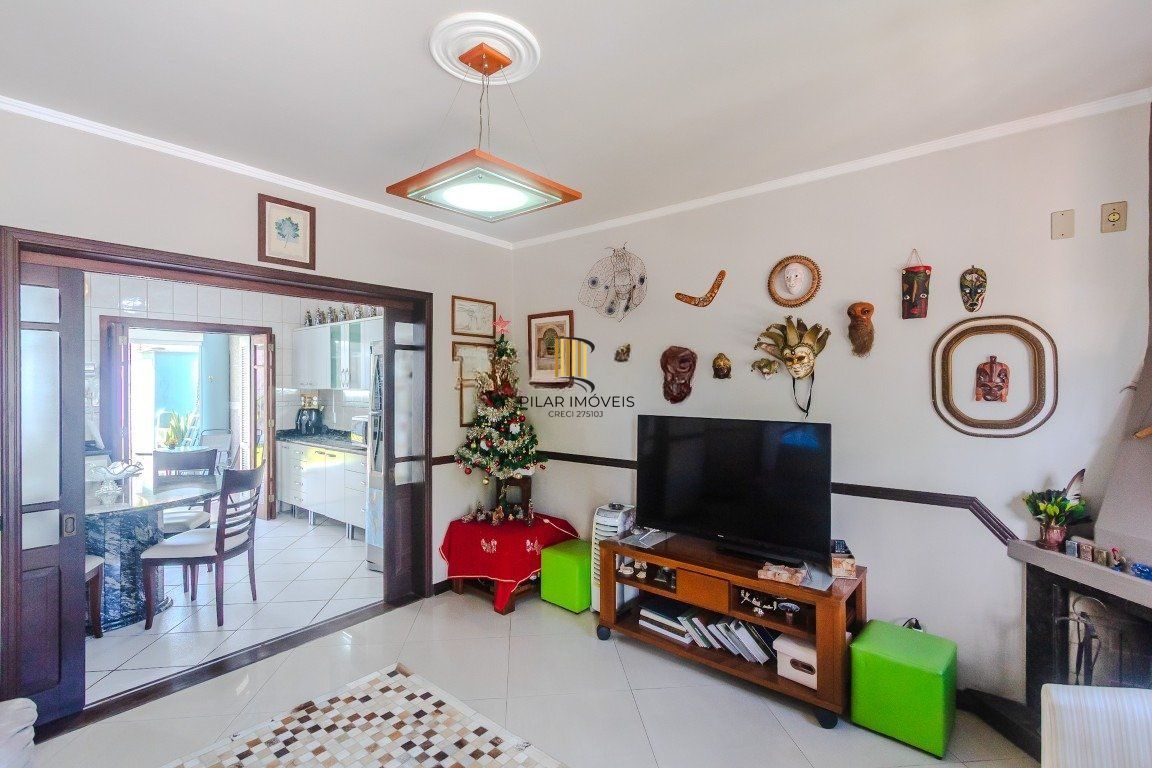 Casa de 4 dormitórios, sendo 1 suíte e 4 vagas de garagem em Canoas.