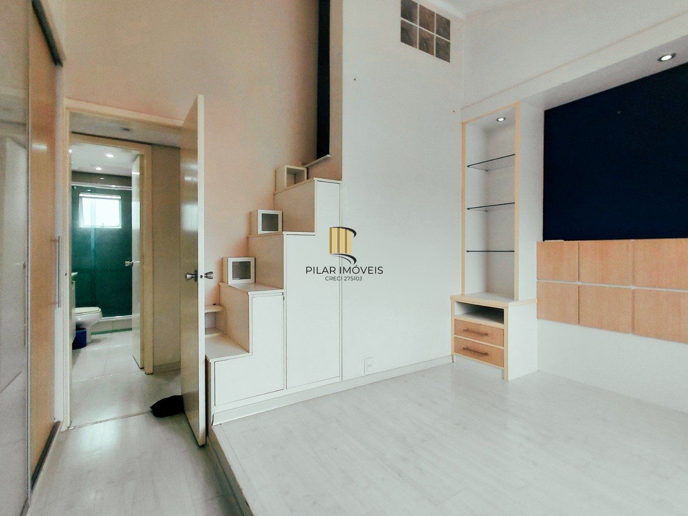 Casa em condomínio com 2 dormitórios e 2 garagem em Branco em Canoas.