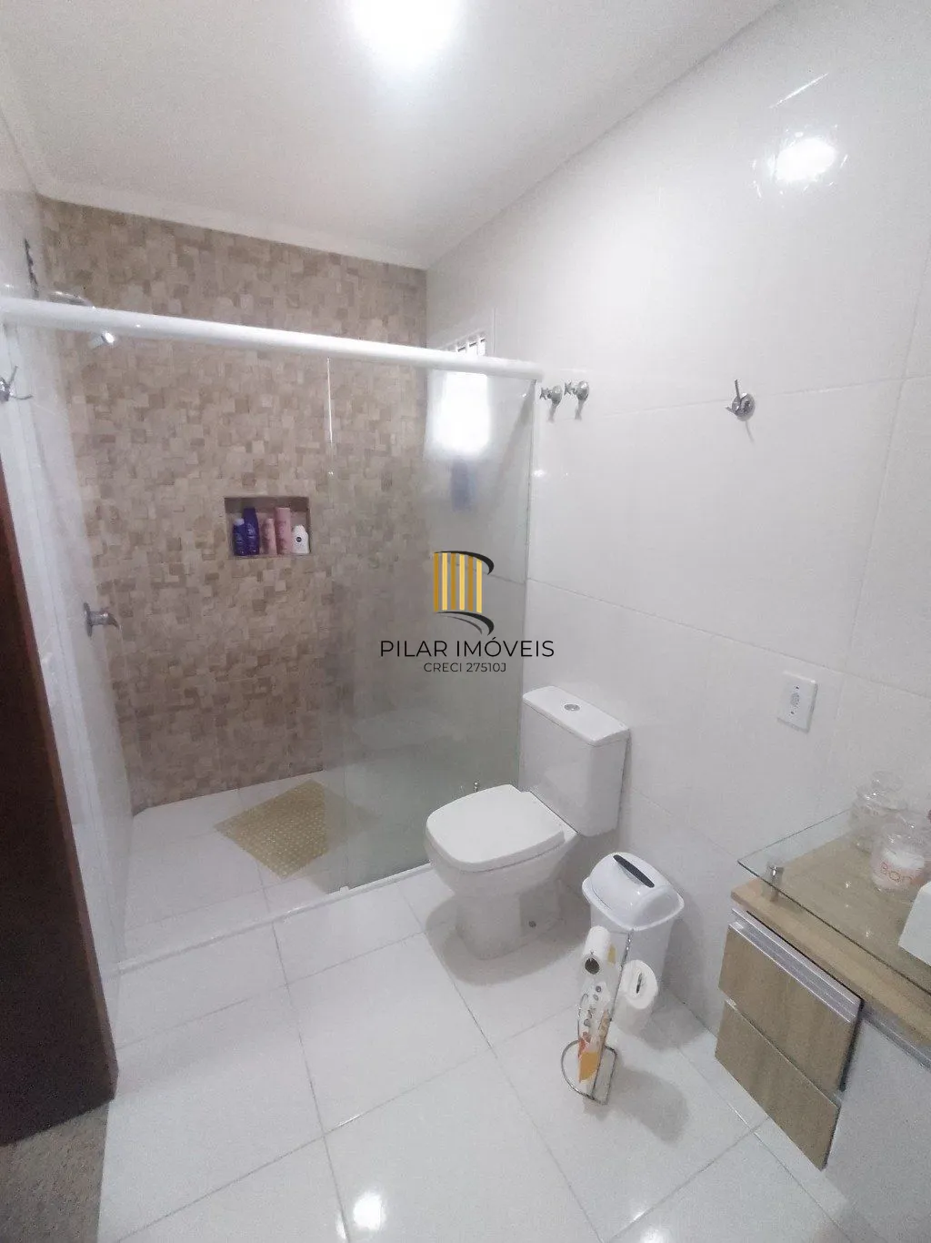 Casa de 5 dormitórios, piscina e 4 vagas de garagem em Canoas.