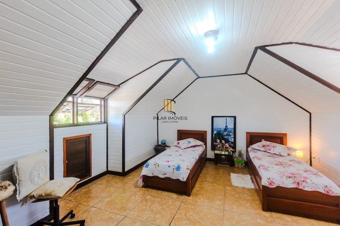 Casa de 4 dormitórios, sendo 1 suíte e 4 vagas de garagem em Canoas.