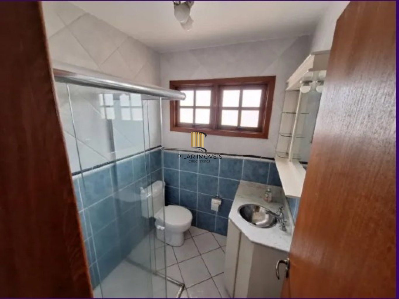 Casa semi mobiliada de 3 quartos, suíte, pátio, 2 vagas no bairro Serraria