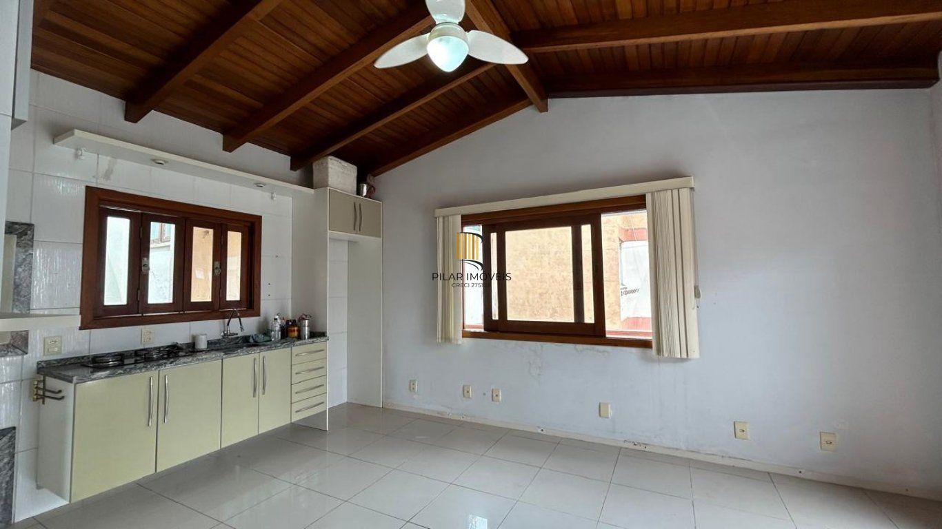 Cobertura de 4 dormitórios e 2 vagas de garagem coberta em Cachoeirinha.