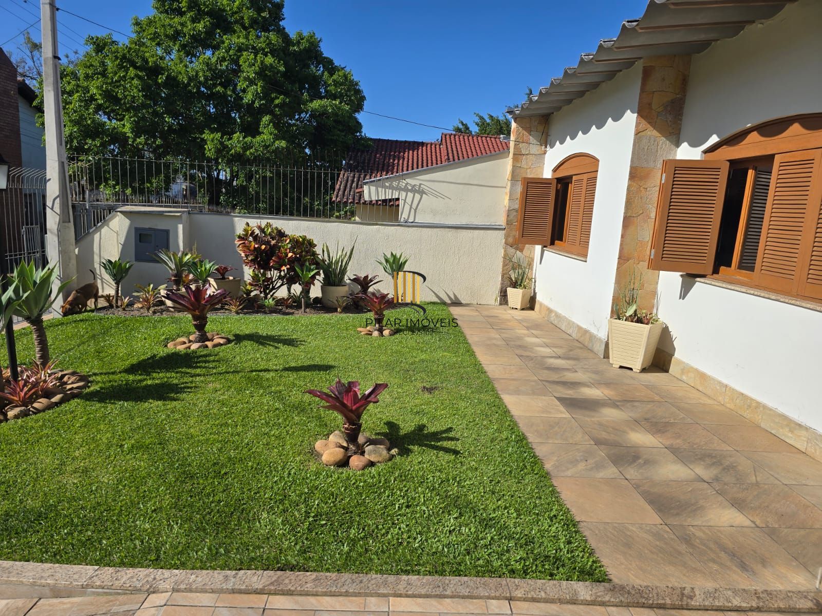 Casa térrea,3 dormitórios e 4 vagas cobertos no Sarandi.