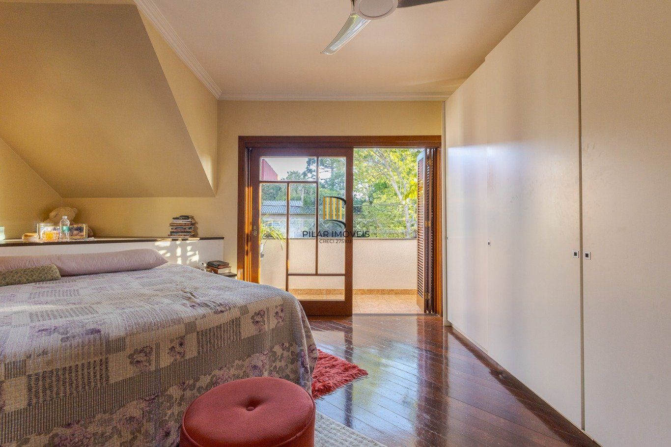 Casa de 297m² no centro de canoas, com 3 quartos, 1 suíte e 3 vagas de garagem.