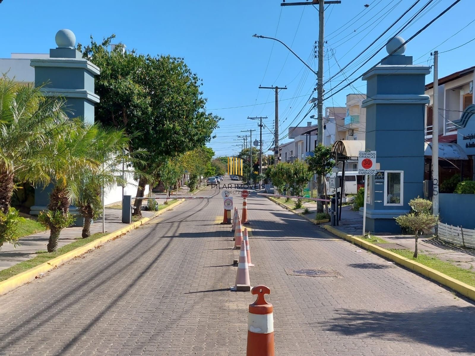 Casa com 2 quartos, 1 suíte, 2 vagas na Hípica.