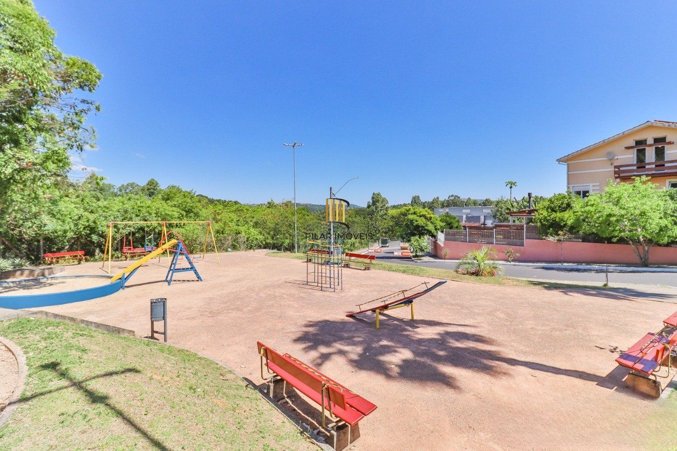 Casa em Condomínio com 3 Dormitórios e Energia Solar na Lomba do Pinheiro