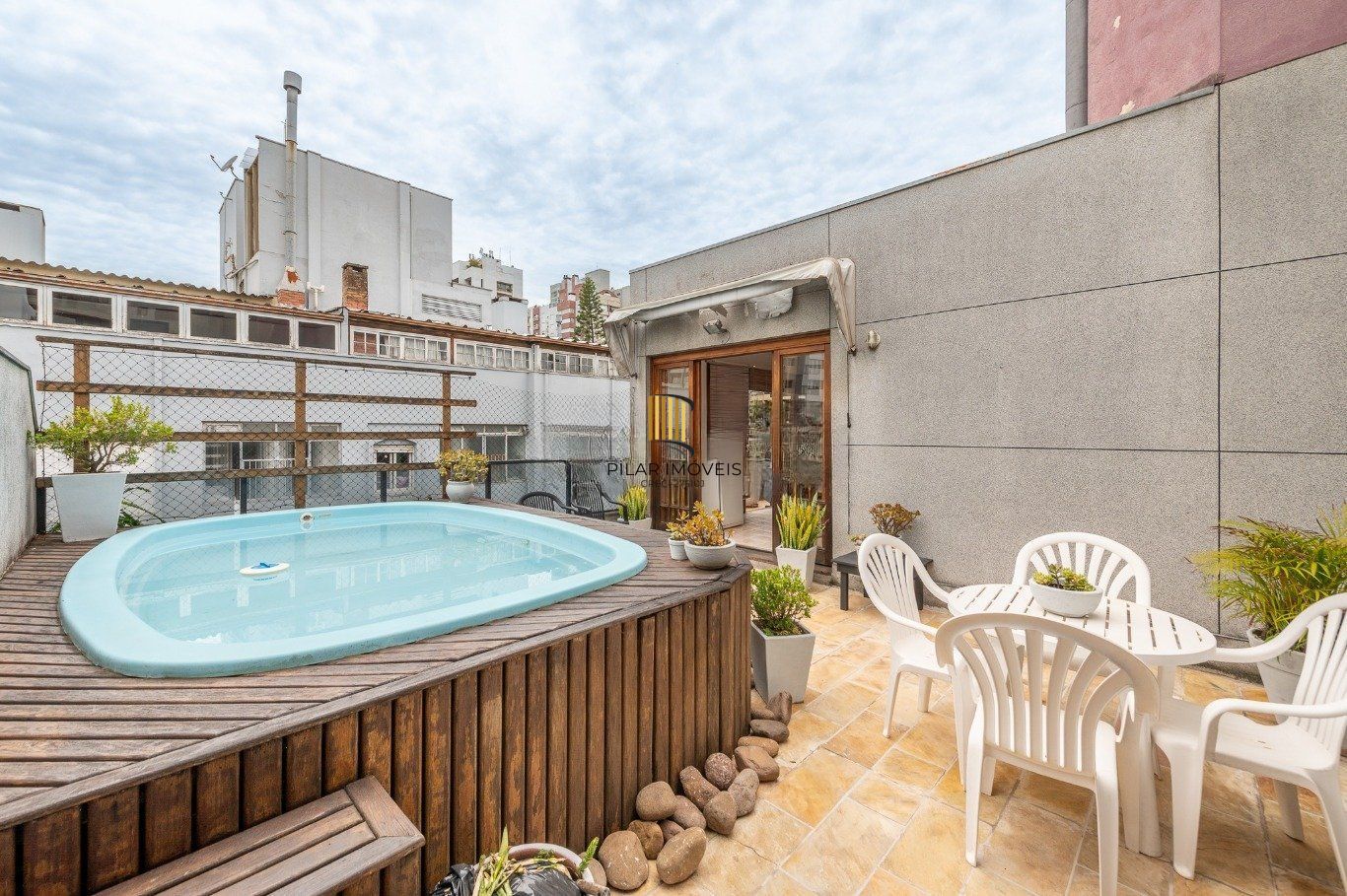 Cobertura de 3 quartos,suíte,elevador,2 vagas no bairro Mont Serrat