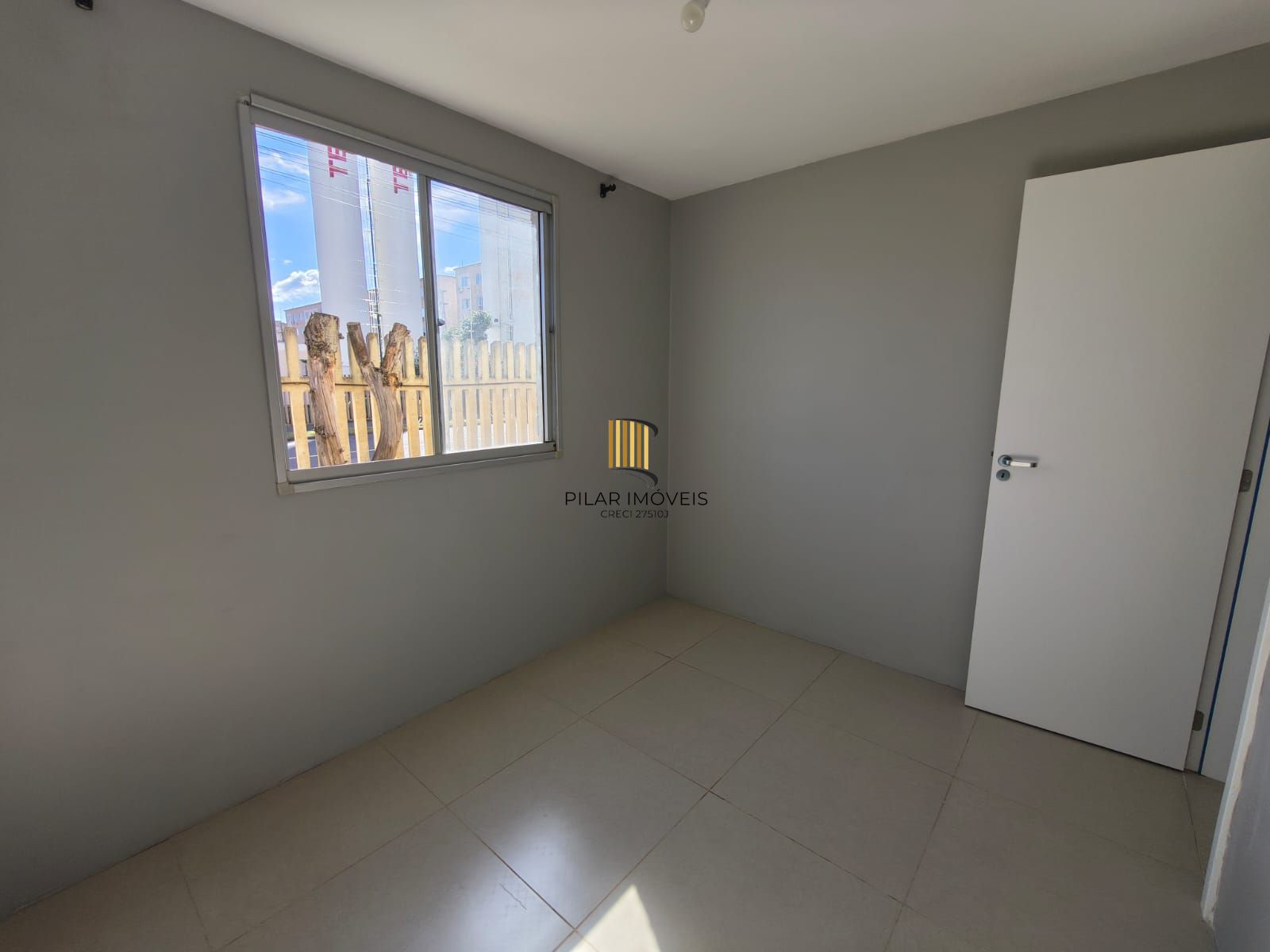 Apartamento Térreo, 2 quartos, vaga, piscina e portaria 24hr no bairro Sarandi.