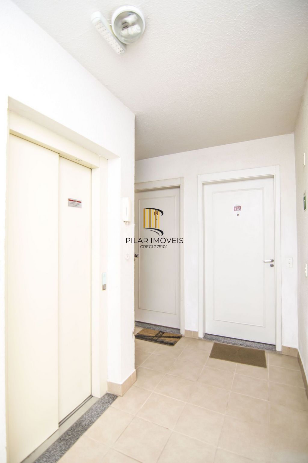 Apartamento com 2 dormitórios e 1 vaga de garagem no Bairro Humaitá