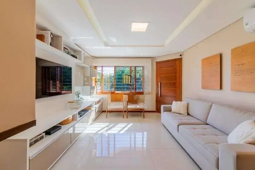 Casa em condominio, 3 domitórios, 1 suíte, lareira, churrasqueira e 2 vagas.