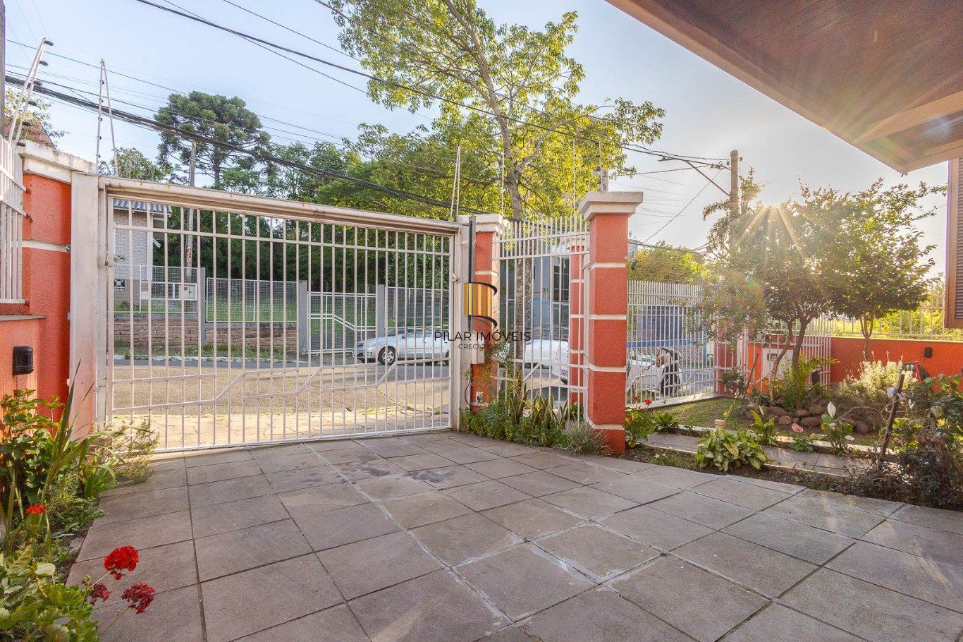 Casa de 297m² no centro de canoas, com 3 quartos, 1 suíte e 3 vagas de garagem.