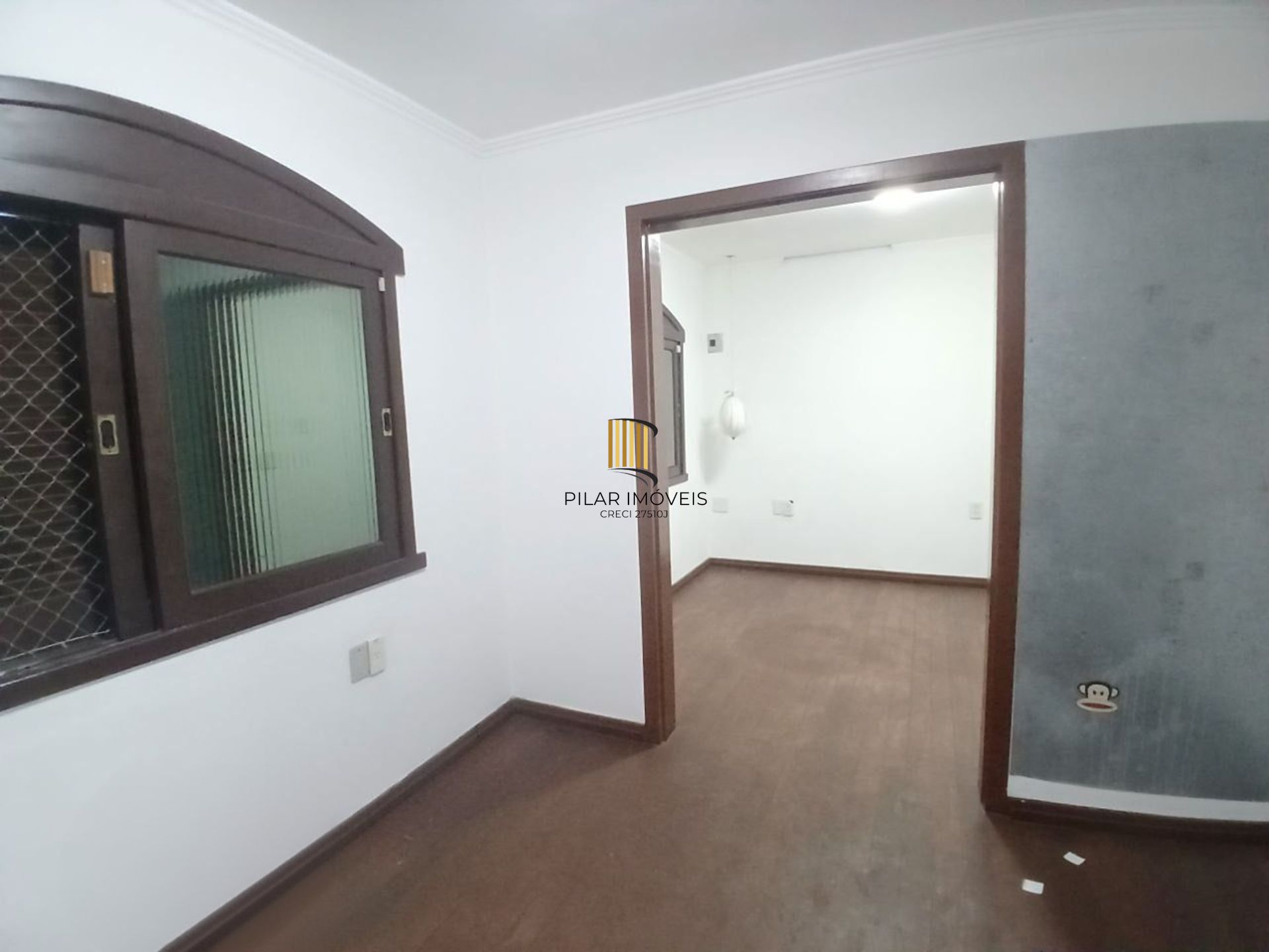 Casa de 3 dormitórios, piscina e 4 vagas de garagem em Canoas.