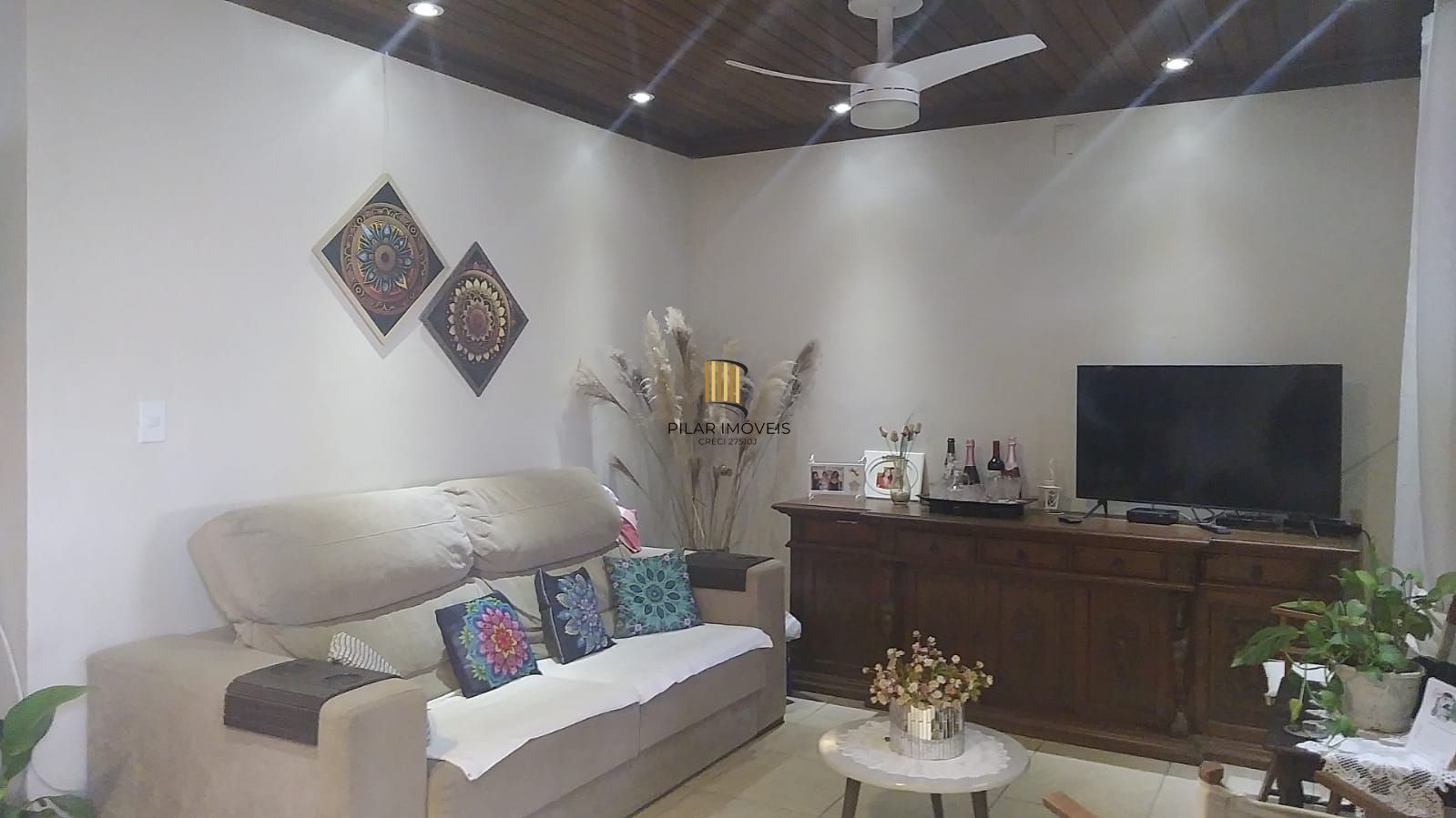 Casa de 2 quartos, churrasqueira, pátio, 2 vagas no bairro Lomba do Pinheiro