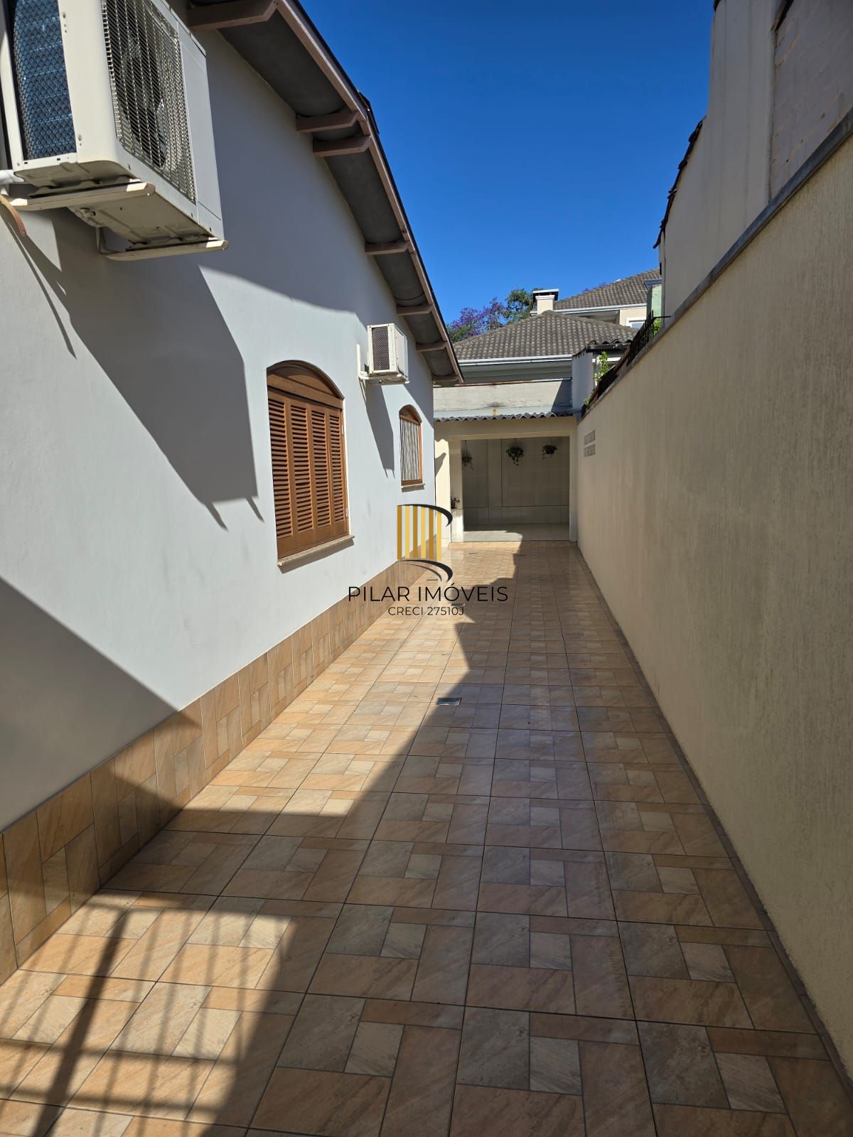 Casa térrea,3 dormitórios e 4 vagas cobertos no Sarandi.