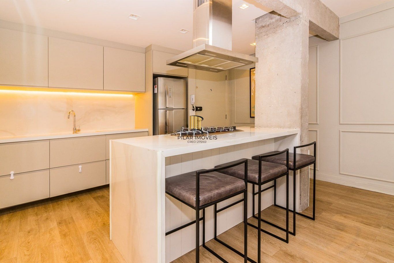 Apartamento com 2 quartos (1 suíte) e 2 vagas de garagem no Bairro Mont Serrat.