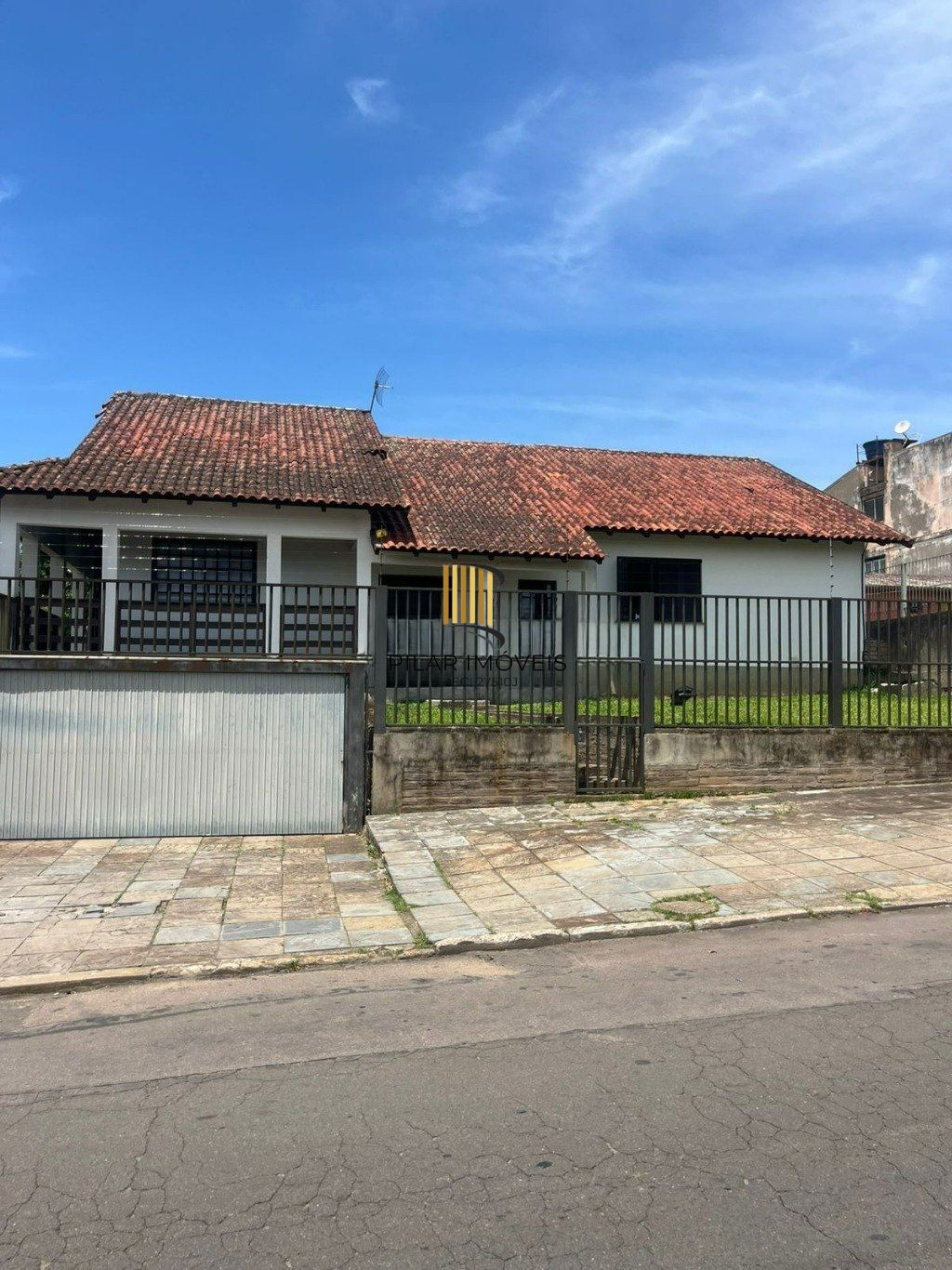 Casa de 3 dormitórios e 4 vagas de garagem em Cachoeirinha.